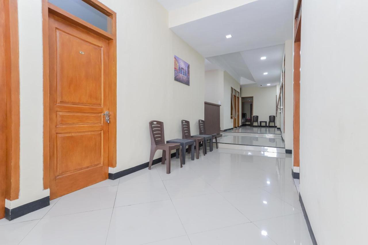 Reddoorz At Wr Supratman Batu Hotel Batu  Buitenkant foto